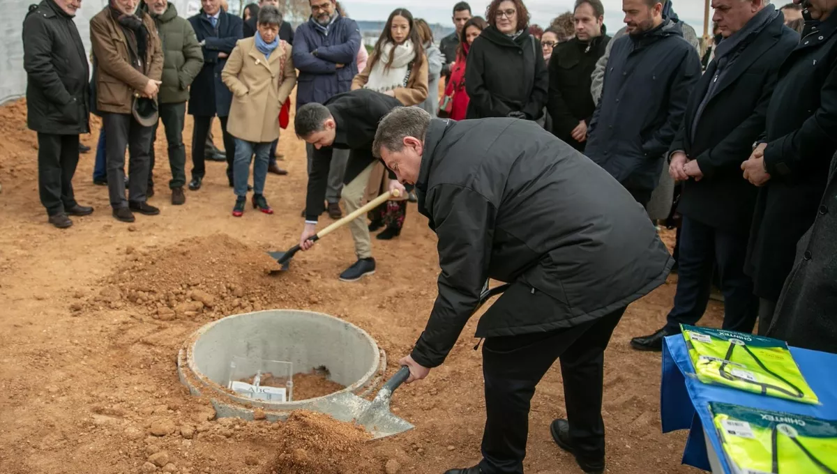 El prsidente de CLM, Emiliano García Page, coloca la primera piedra del nuevo centro de salud de Cabanillas del Campo. (Sescam)