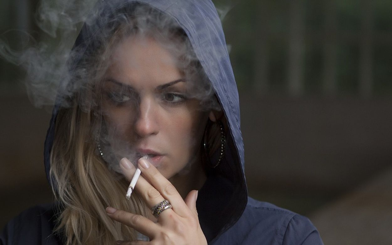 Los grandes fumadores, que consumen más cigarrillos al día y que han fumado durante más años, tienen más riesgo de padecer las formas más graves de psoriasis, principalmente las mujeres.