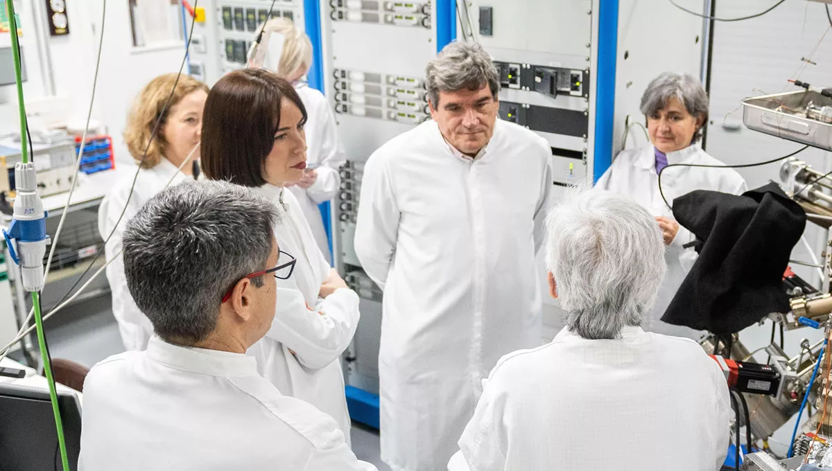 Morant y Escrivá visitan el Instituto de Micro y Nanotecnología (foto: Ministerio de Ciencia)