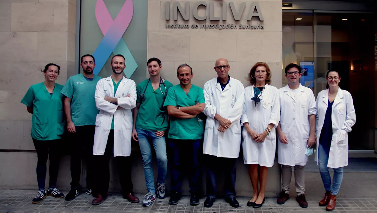 José Gavara y Vicente Bodí, junto a otros investigadores del Grupo de Investigación Traslacional en Cardiopatía Isquémica. (Foto: INCLIVA)