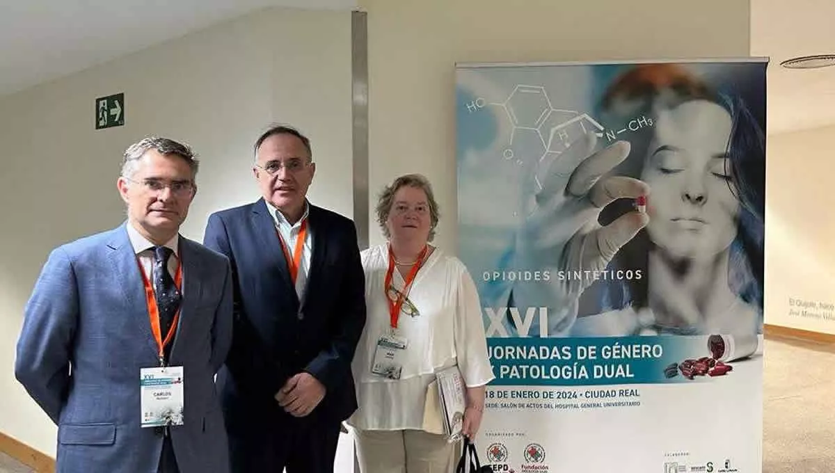 Dr. Carlos Roncero, dr. Pablo Vega y dra. María del Mar. (Foto: Sociedad Española de Patología Dual)