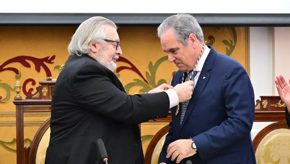 El presidente de la RANF, Antonio Doadrio impone la Medalla de Oro al presidente del Consejo General de Colegios Farmacéuticos, Jesús Aguilar (Fuente: CGCOF)
