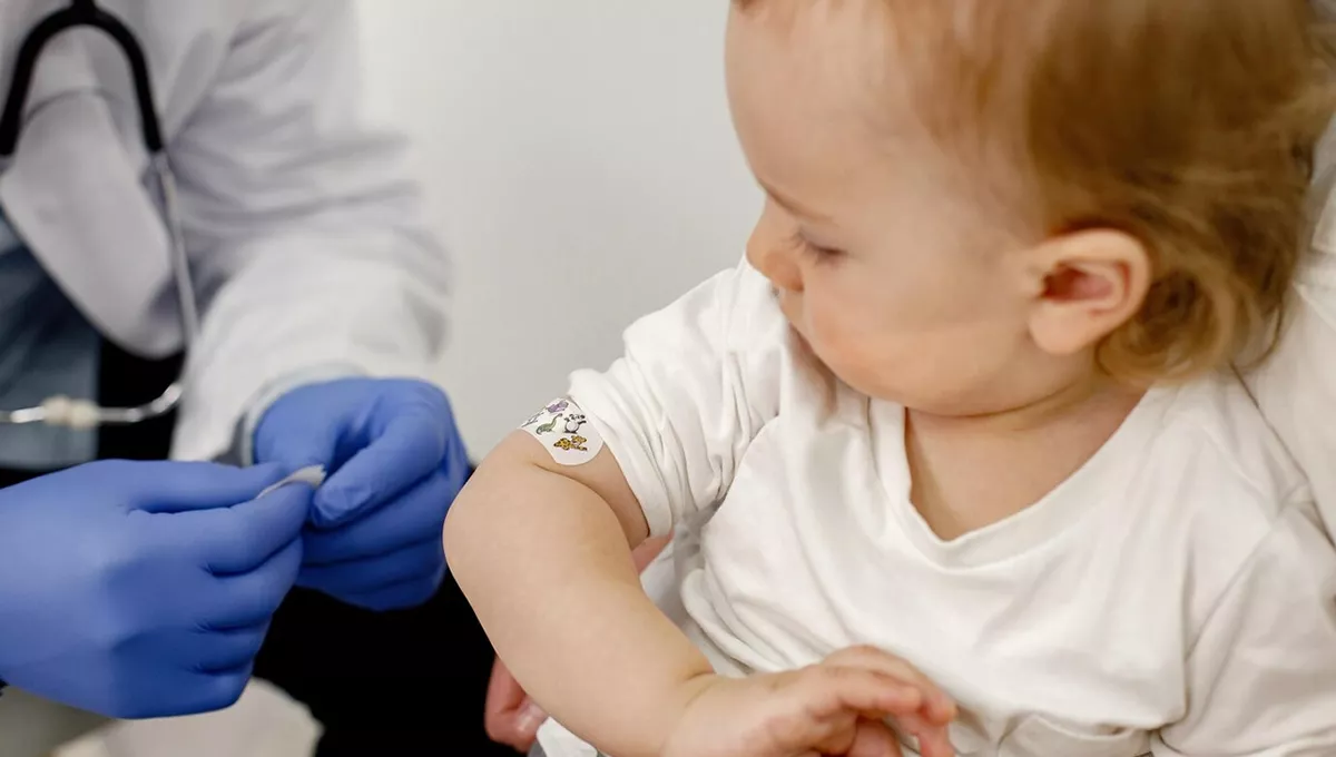 Bebé recibiendo una vacuna (Foto: Freepik)