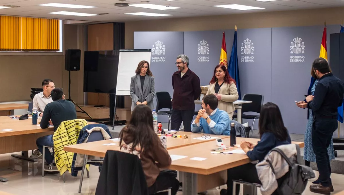 La ministra de Sanidad, Mónica García, junto al secretario de Estado, Javier Padilla, saludan a los candidatos FSE. (ConSalud.es)