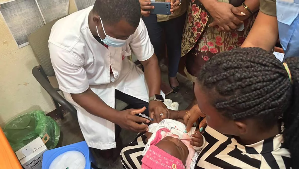 Sanitario vacunando contra la Malaria en Camerún (Fuente: X whocmr)