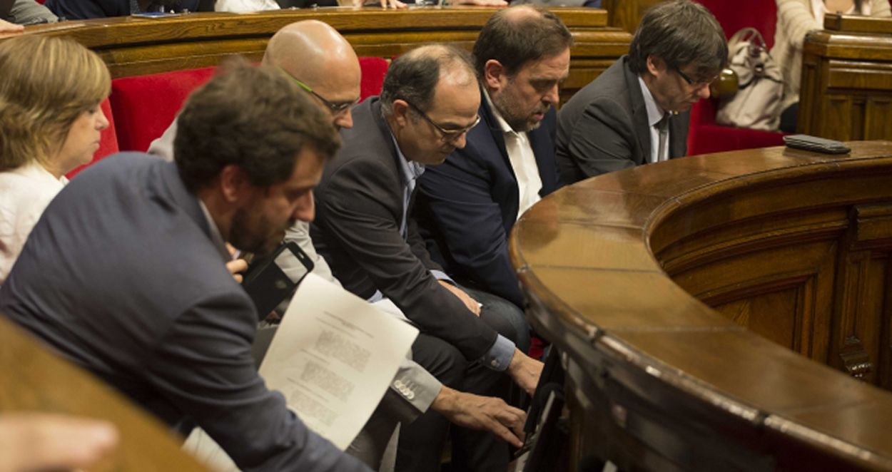 Imagen de Toni Comín y Carles Puigdemont, entre otros, en el Pleno del Parlamento catalán antes del verano