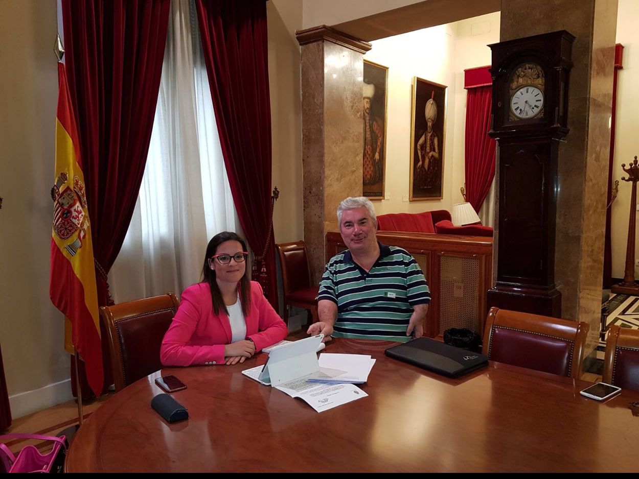La senadora Yaiza Castilla, impulsora de la iniciativa, junto al vicepresidente de Avite, Rafael Basterrechea