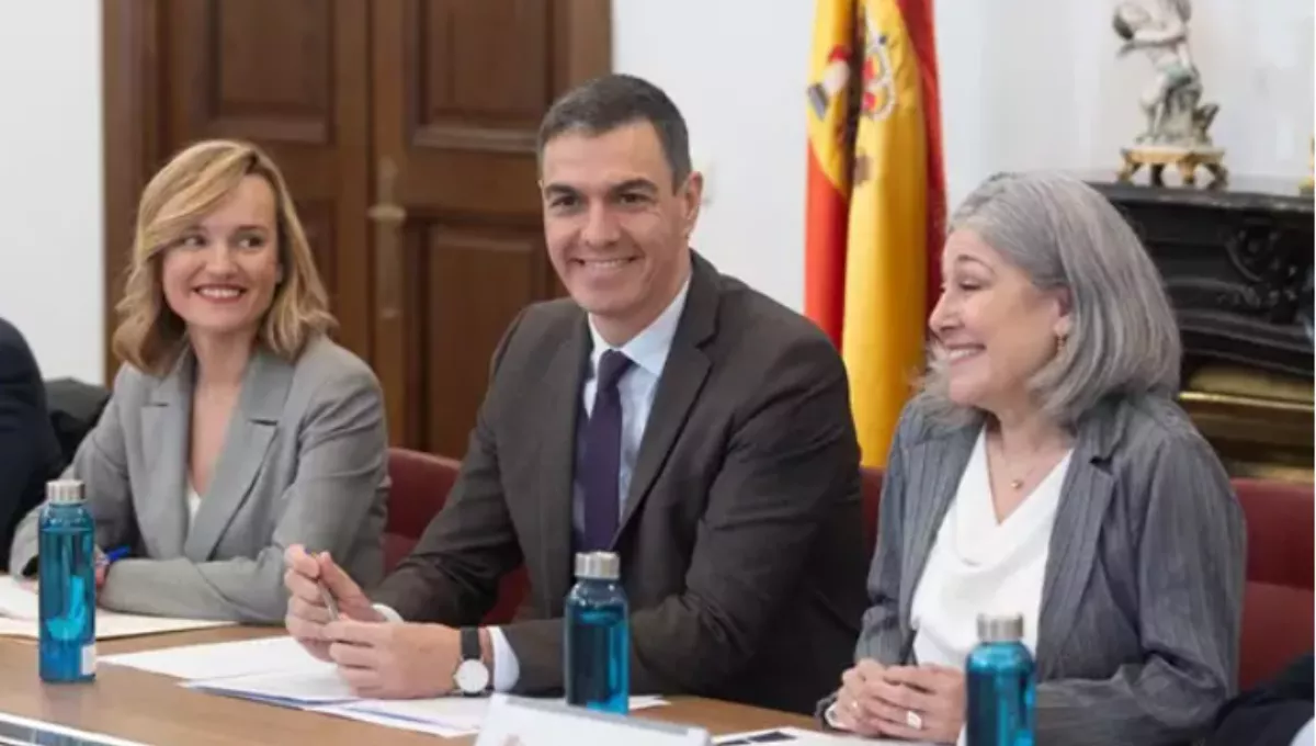 Pedro Sánchez y la ministra de Educación, Pilar Alegría, junto a la presidenta de la Comisión Permanente del Consejo Escolar del Estado, Encarna Cuenca. (EP)