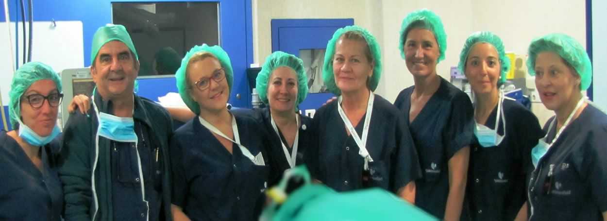 Las doctoras Emilia Ferrer y Arancha Moreno de Ruber Juan Bravojunto con profesionales de los equipos de enfermería y anestesia.