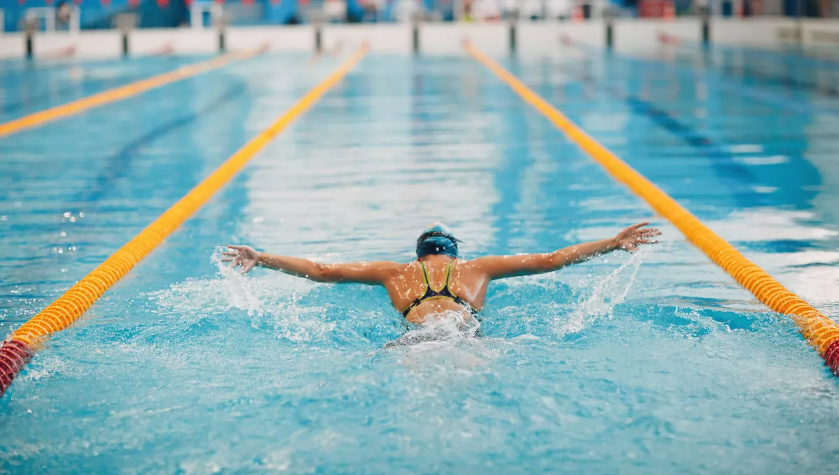 Mujer practicando natación (Fuente: Canva)