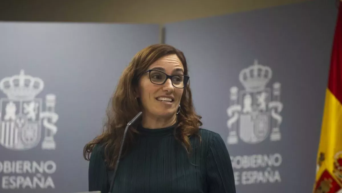La ministra de Sanidad, Mónica García, atiende a los medios. (Foto: M. Sanidad)