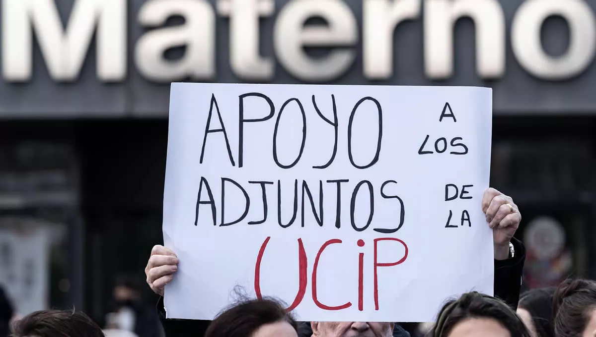 Manifestación tras el cierre de la UCI pediátrica del Hospital Universitario La Paz (Foto: Diego Radamés/EP)