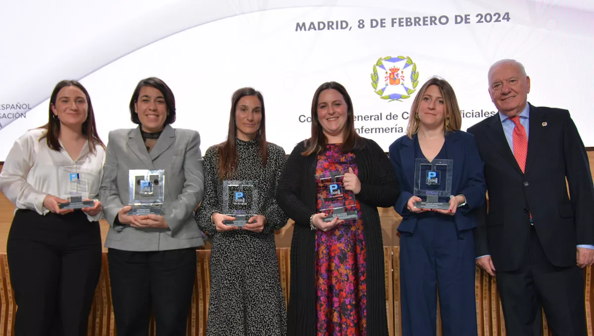 Florentino Pérez Raya, junto a las ganadoras de la tercera edición de los Premios de Investigación del Consejo General de Enfermeria (Fuente: CGE)
