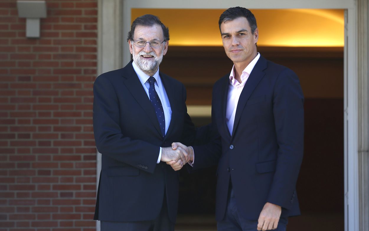 Mariano Rajoy, presidente del Gobierno, y Pedro Sánchez, secretario general del PSOE, durante una reunión para debatir sobre la situación política de Cataluña.