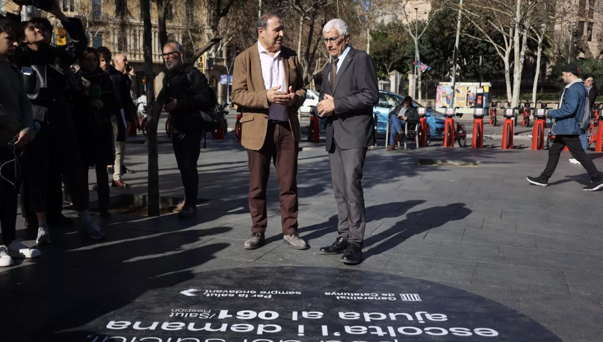 El consejero de Salud de Cataluña, Manel Balcells, junto a uno de los mensajes. (EP)