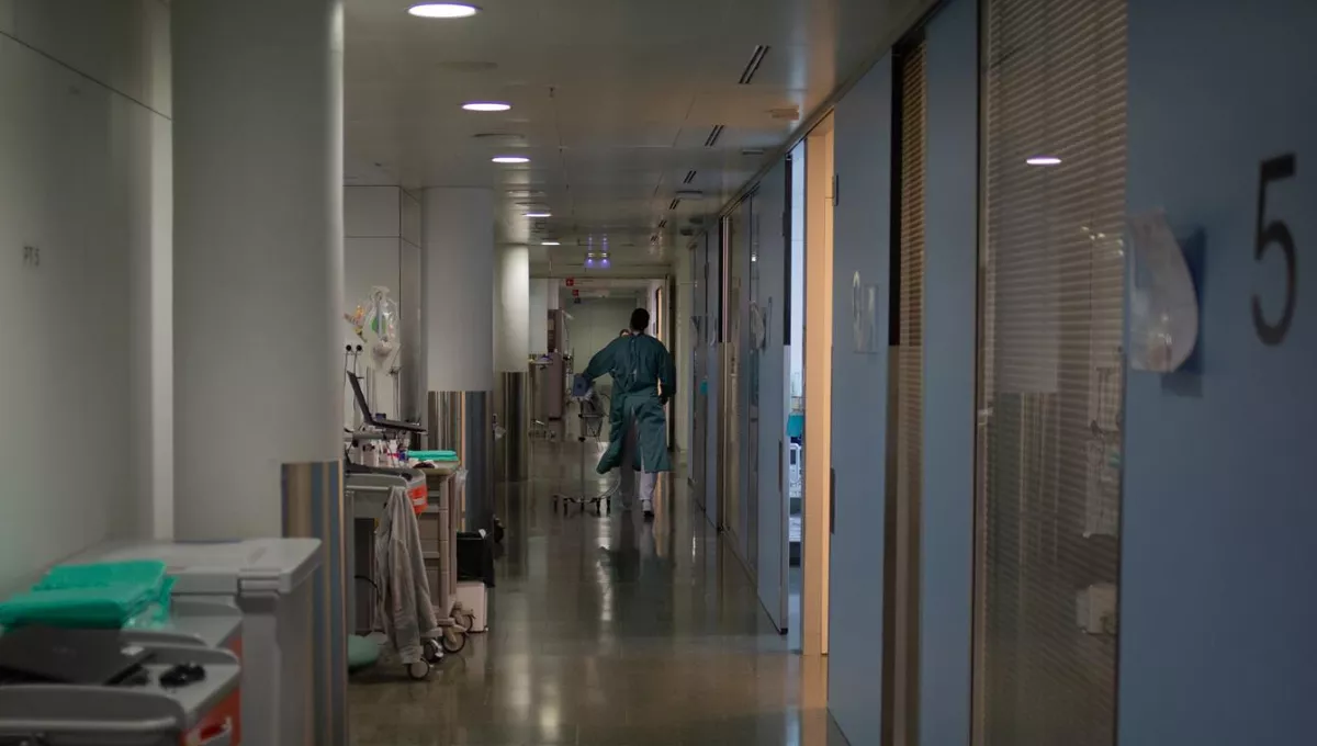 Un sanitario se mueve por uno de los pasillos de un hospital en Barcelona. (EP)