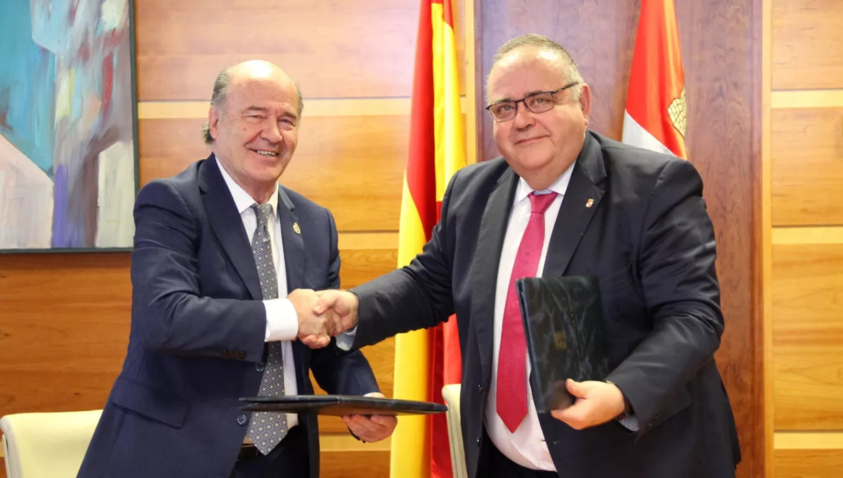 Firma entre el consejero de Sanidad, Alejandro Vázquez, y el presidente de CESM Castilla y León, José Luis Díaz. (Foto: CyL)