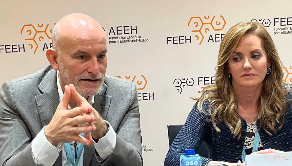 Manuel Romero y Rocío Aller, presidente y secretaria de la AEEH, durante la atención a medios durante el 49 Congreso de la AEEH en Madrid (Foto: AEEH)