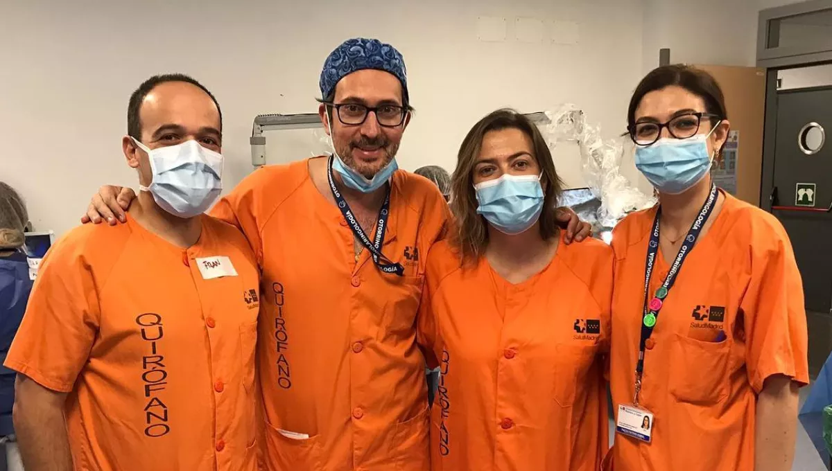 El Dr. Rubén Polo, jefe de sección de Otología del Hospital Público Ramón y Cajal de Madrid, atiende a ConSalud.es (FB)