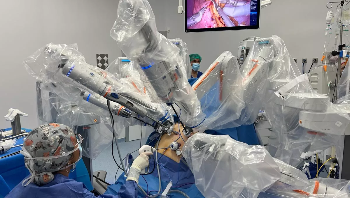 Primera cirugía bariátrica asistida con el robot HUGO en España. (Foto: Hospital Arnau de Vilanova)