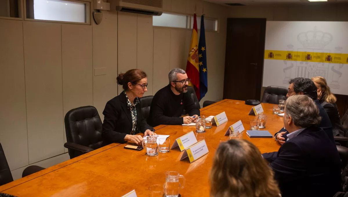 Mónica García, ministra de Sanidad, y Javier Padilla, secretario de Estado, con la SEOM (Foto: Sanidad)