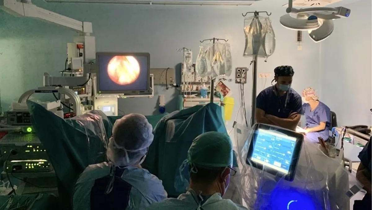 Profesionales sanitarios durante una intervención qurúrgica. (EP)