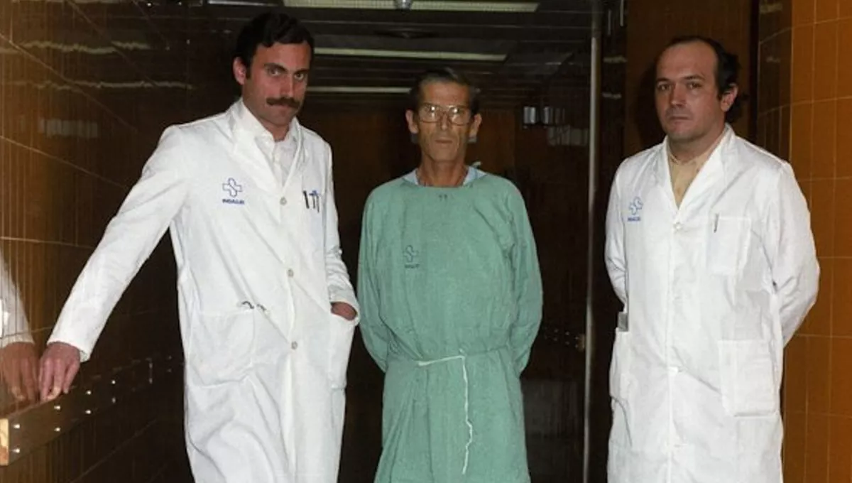 El cirujano Carles Margarit y Eduardo Jaurrieta. (Foto: Hospital de Bellvitge)