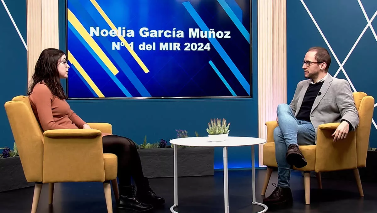 Noelia García, número 1 del MIR de 2024, junto a Alberto García Guerrero, director general de la Academia MIR Asturias