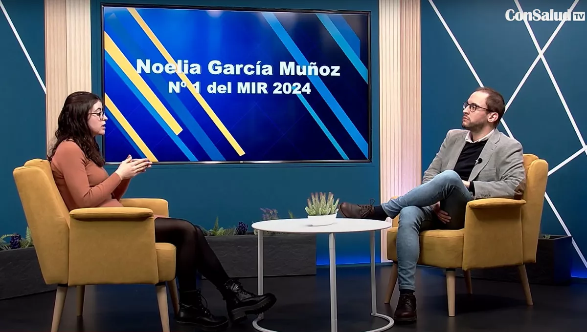 Noelia García, número 1 del MIR de 2024, junto a Alberto García Guerrero, director general de la Academia MIR Asturias