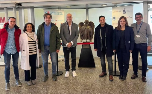 La escultura 'Ángeles', de Manuel Galán, llega al Hospital Universitario de Fuenlabrada