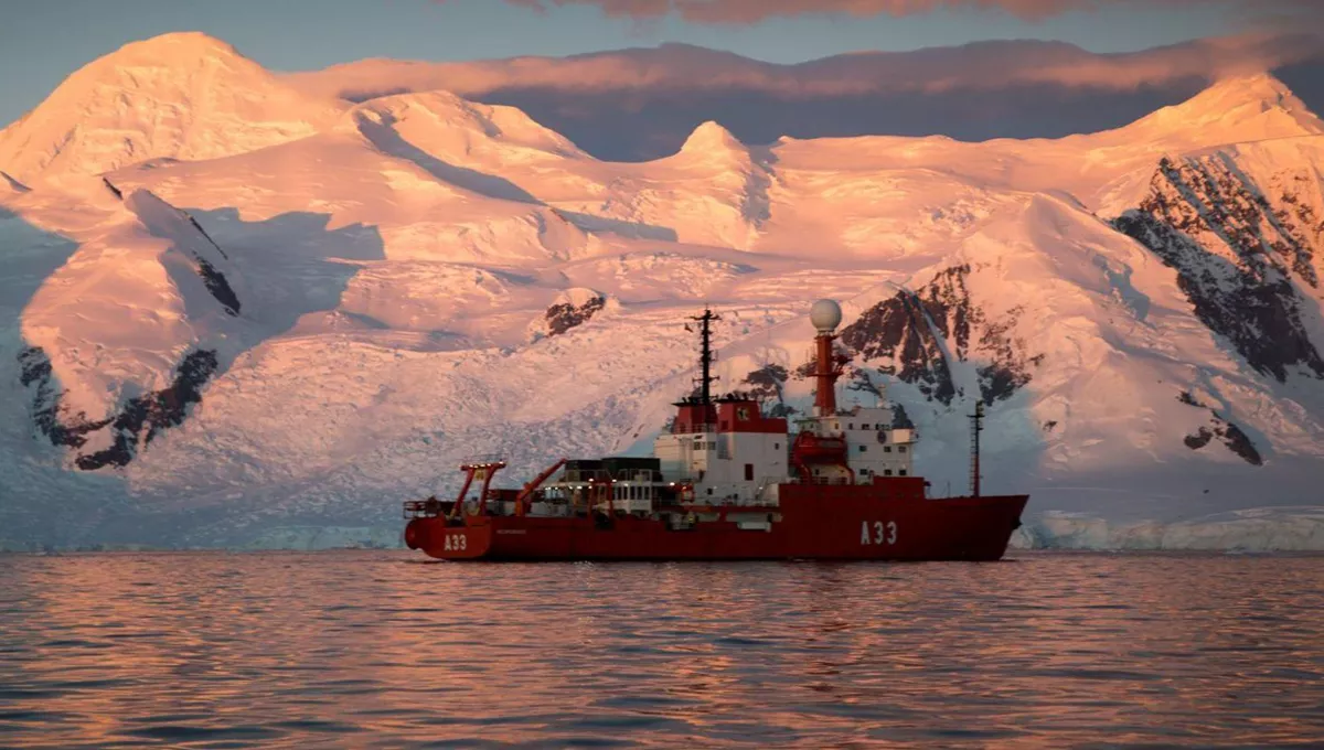 Barco en la Antártida (Foto. Ministerio de Ciencia)