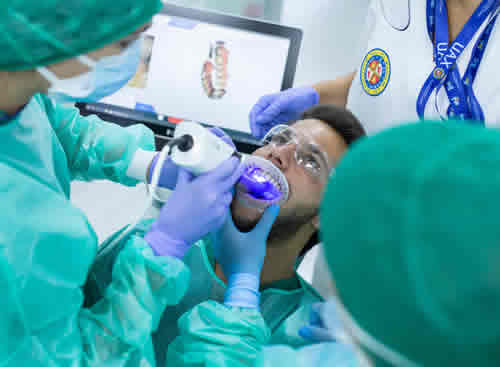 Procedimiento en las clínicas odontológicas de la UAX (Fuente: UAX)
