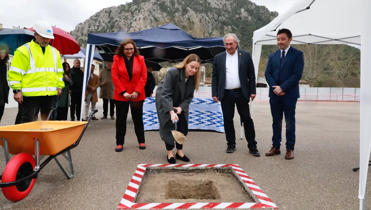 La presidenta de Baleares, Marga Prohens, pone la primera piedra del PAC de Pollença. (IBSalut)