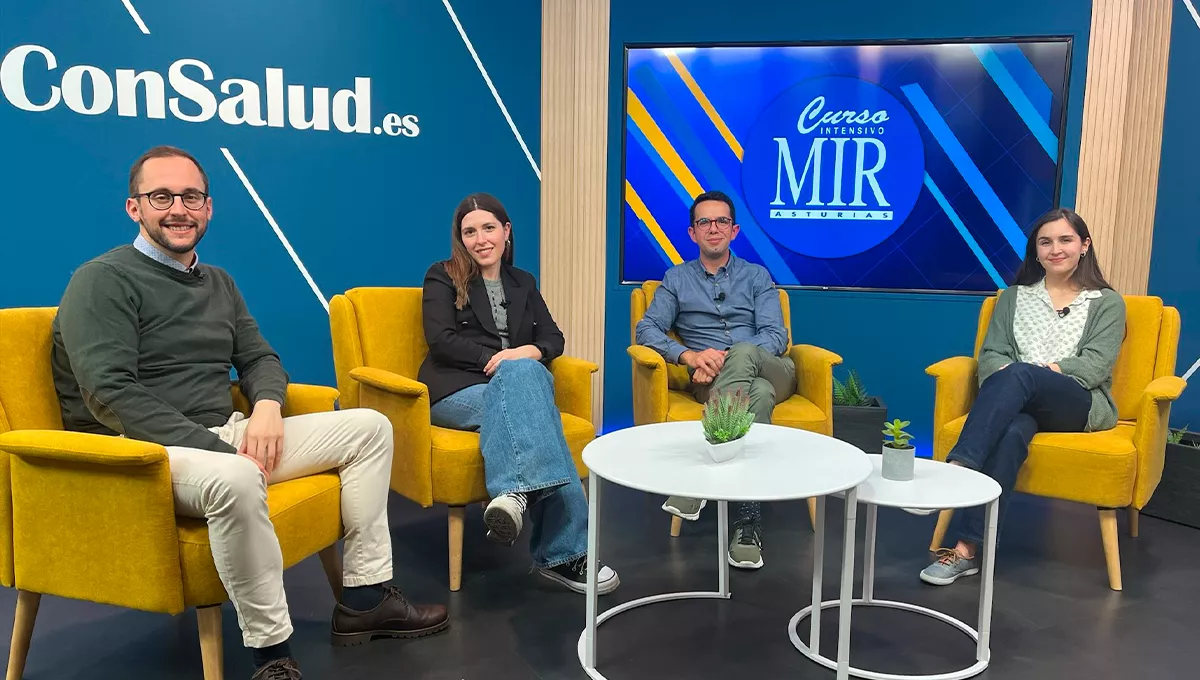 Alberto García Guerrero y José Curbelo, representantes de la Academia MIR Asturias, y dos alumnas, María y Cristina, en el plató de ConSalud TV