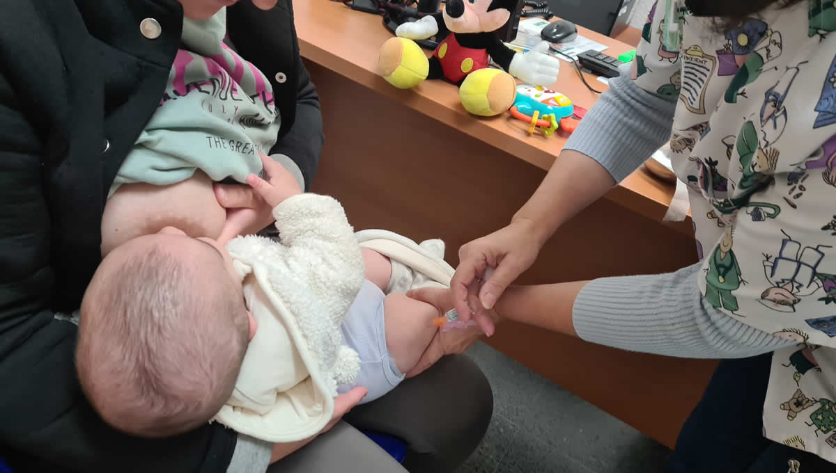 Bebé siendo vacunado (FOTO: Europa Press)