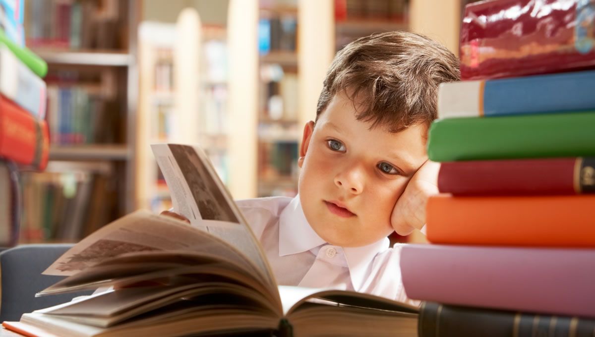 Los pediatras recomiendan más libros y menos pantallas