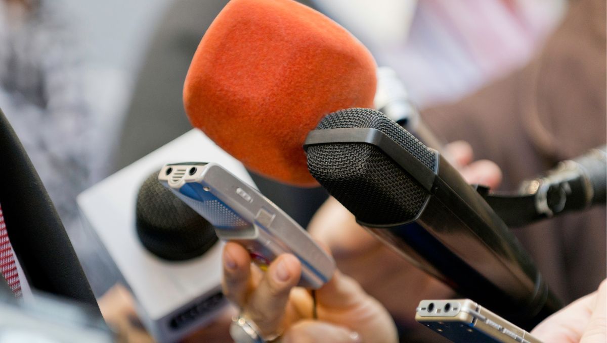 Micrófonos de periodistas (Fuente: Canva)