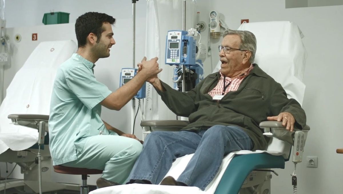 Paciente con enfermero en el Hospital de Vinalopo (Fuente: Ribera)