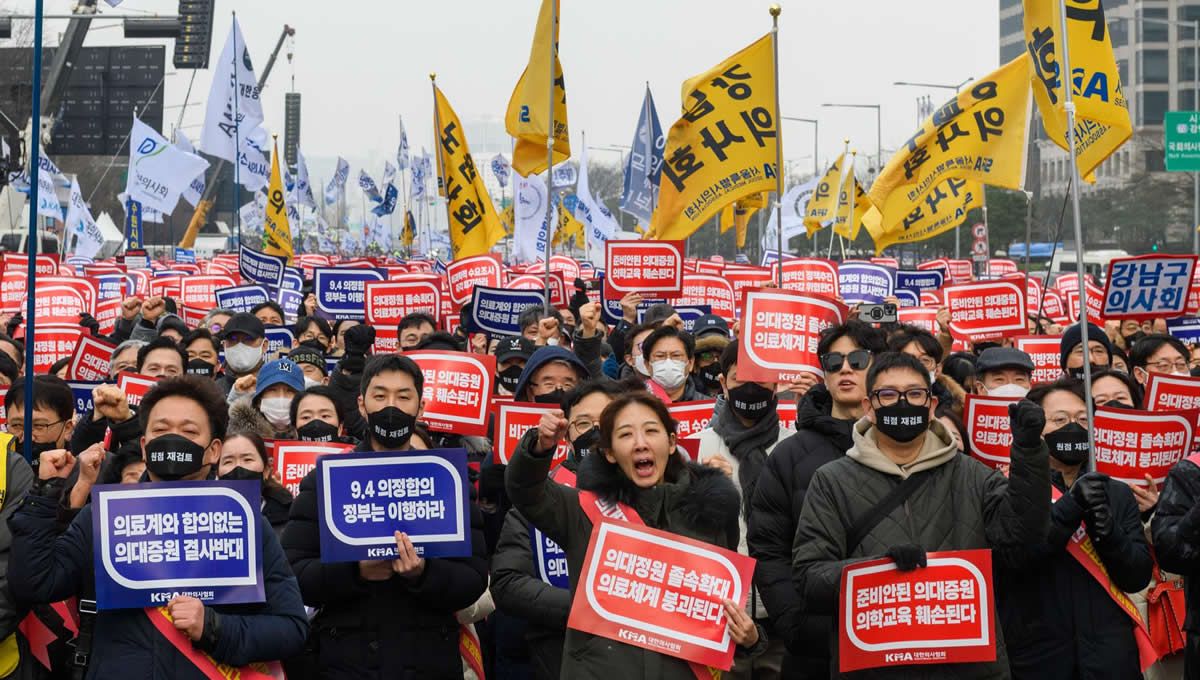 El Ministerio de Sanidad de Corea del Sur quiere retirar la licencia de médico a los cerca de 5.000 residentes que llevan varias semanas en huelga