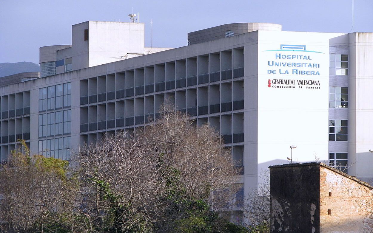 Fachada del Hospital Universitario de La Ribera