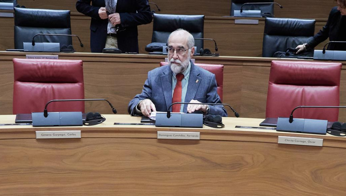 El consejero de Salud de la Comunidad Foral de Navarra, Fernando Domínguez, en el Parlamento autonómico. (EP)