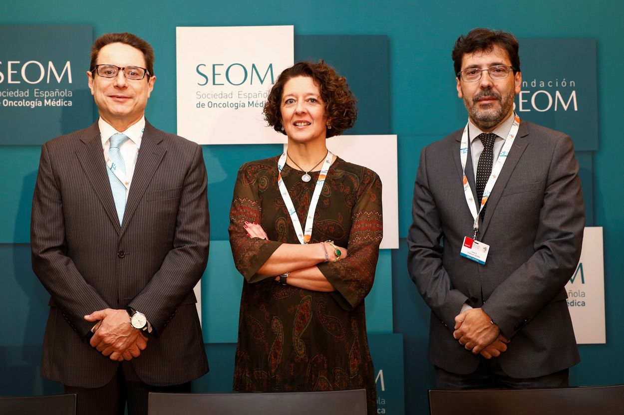 Ruth Vera, vicepresidenta de Seom y Miguel Martín, presidente, junto a César Rodríguez, coordinador científico del congreso