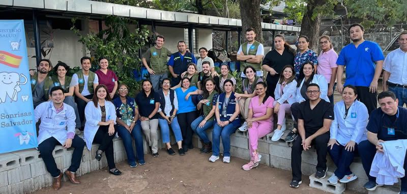 Odontologos españoles y salvadoreños del proyecto Sonrisas para El Salvador (Fuente: Dentalepe)