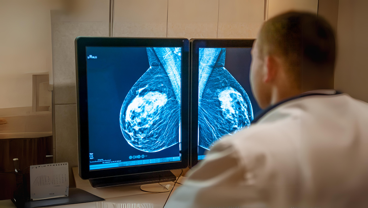 Profesional sanitario analizando una mamografía (Foto. Canva)