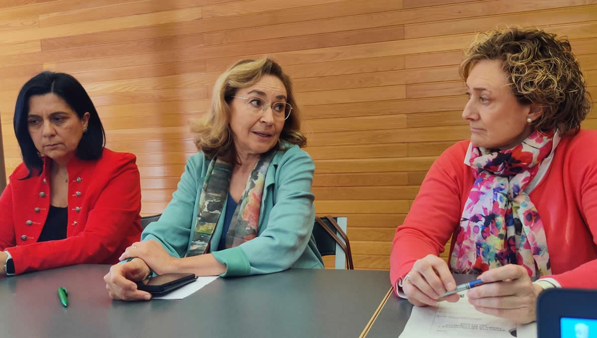 La responsable de la Unidad de Cuidados Paliativos del SERIS, Mónica Ochagavía, la consejera de Salud de La Rioja, María Martín  y la psicóloga de Paliativos, María Antonio Pérez Medrano (Foto: EP)