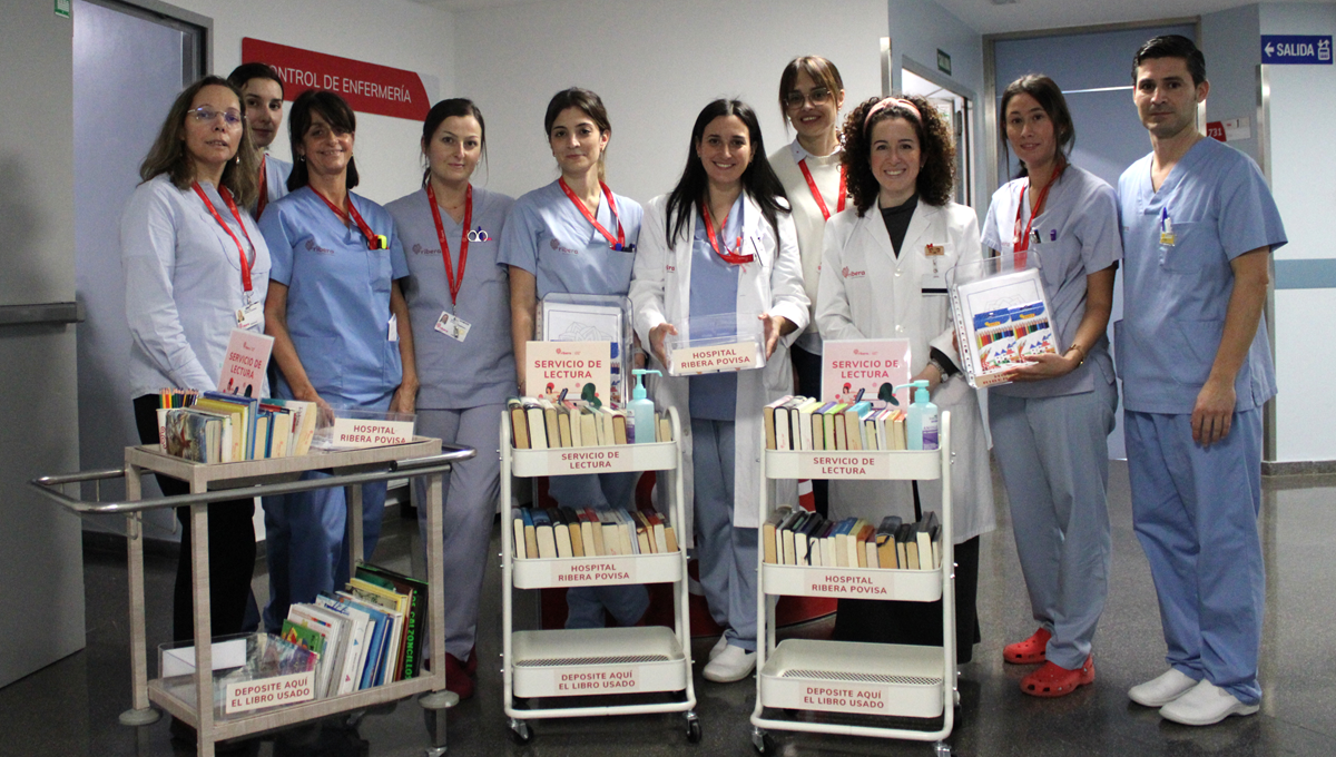 Personal del Hospital Ribera Povisa con varios de los carros del servicio de lectura  (Foto. Ribera)