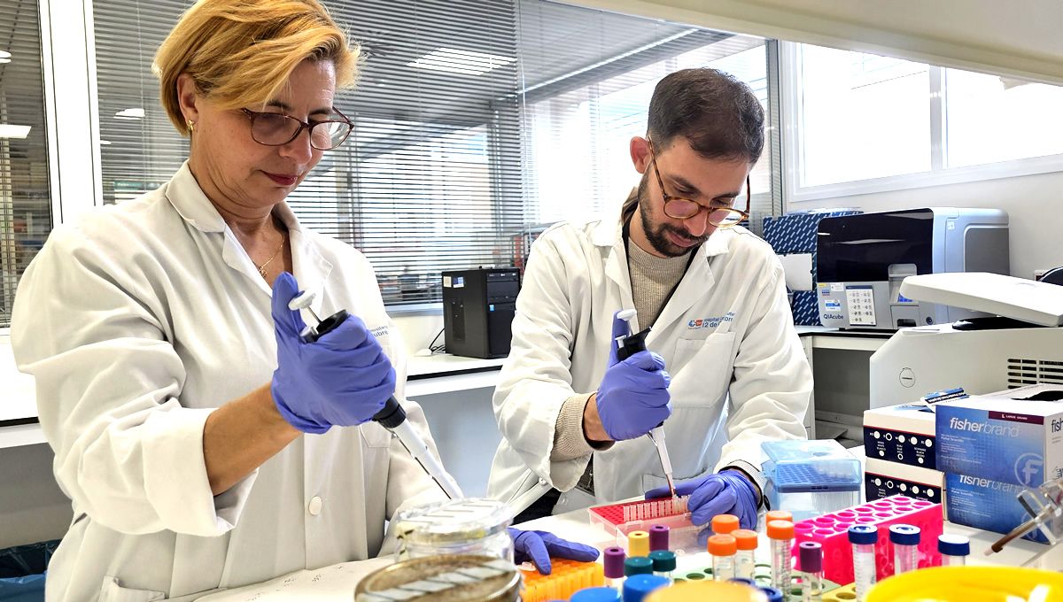 Los investigadores Marta Dueñas y Cristian Suárez en el laboratorio de oncología molecular y celular del Hospital 12 de Octubre Fuente Hospital 12 de Octubre