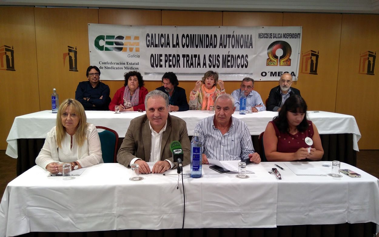 Miembros de los sindicatos gallegos CESM y O'mega.