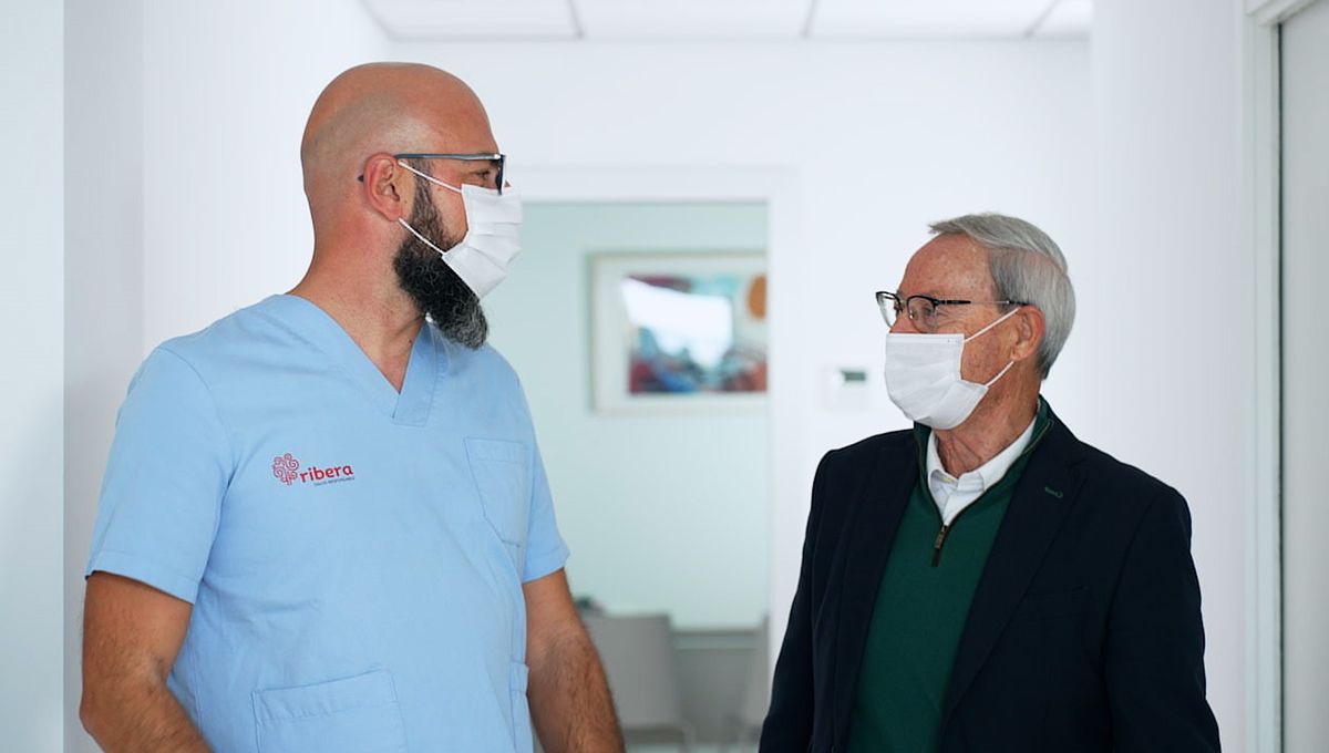 Profesional sanitario de Ribera con paciente (Foto. Ribera)