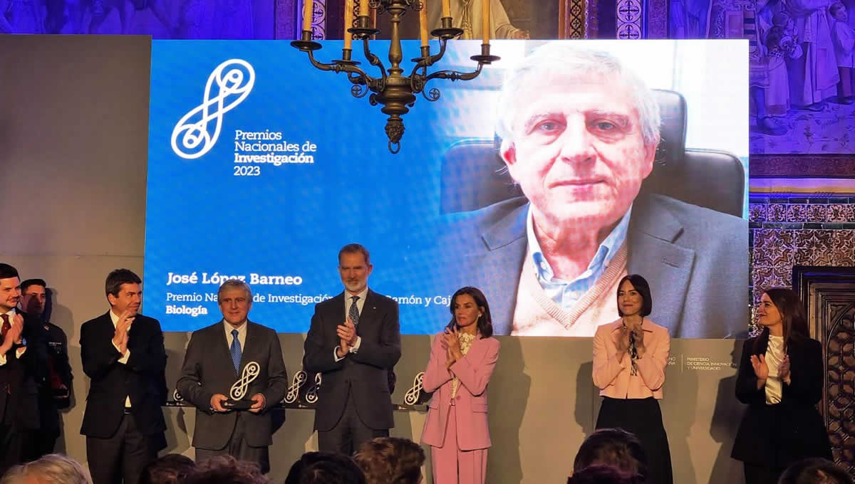 José López Barneo, Premio Nacional de Investigación 2023, junto al Rey Felipe, Diana Morant -ministra de Universidades- y otras autoridades (FOTO: Universidad de Sevilla)